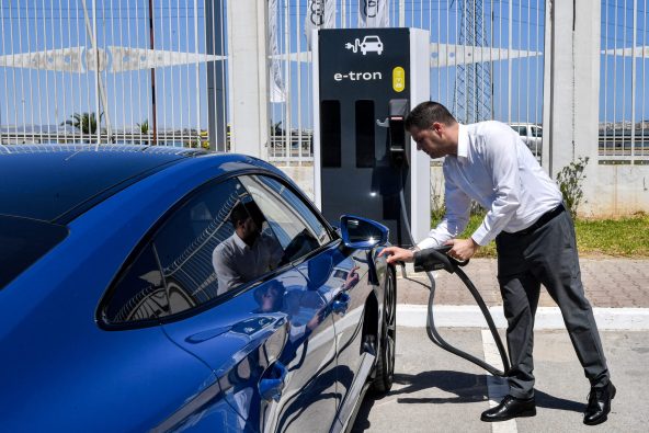 Estação de recarga de automóveis elétricos em Túnis: parte dos investimentos na Tunísia será destinada a energia renovável