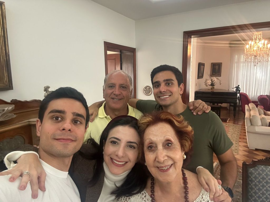 صايغ مع أولاده ووالدته: جهود لنقل الثقافة العربية إلى الأجيال الجديدة