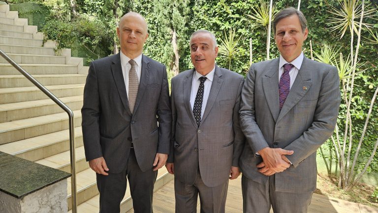 جامعة الدول العربية تحتفل بعيدها الـ80 في برازيليا كليليو كريبا فيليو مدير إدارة الشرق الأوسط في وزارة الخارجية البرازيلية (على يسار الصورة) إلى جانب كل من سفير جامعة الدول العربية لدى البرازيل قيس شقير والأمين العام للغرفة التجارية العربية البرازيلية محمد مراد: جهود مشتركة بهدف تعزيز العلاقات البرازيلية العربية.