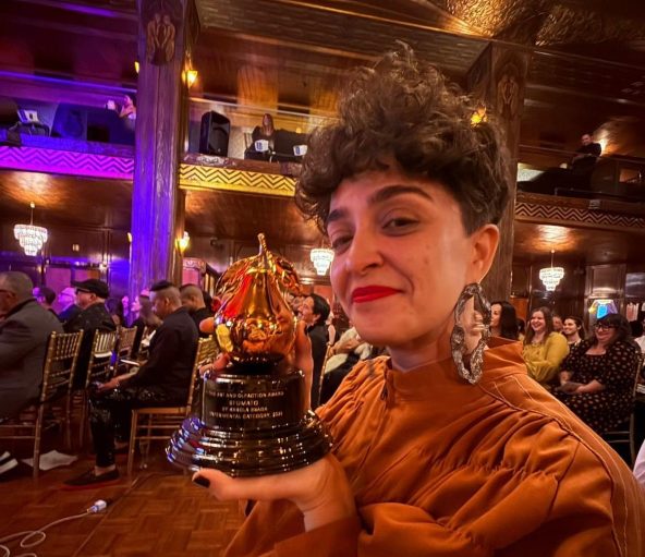 Karola Braga com o prêmio, em cerimônia em Los Angeles: reconhecida por projeto exposto no deserto