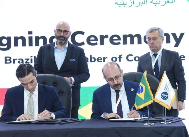 Gamal (sentado à dir.) e Khalil (sentado à esq.) assinaram acordo na presença de Khafagy (em pé à esq.) e embaixador Paulino Franco (em pé à dir.)