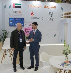Presidente do Sindicato Nacional  dos Editores de Livros, Dante Cid visita estande da Sharjah Book Authority: participação na Bienal do Livro do Rio de Janeiro é parte dos esforços de difusão da literatura dos Emirados