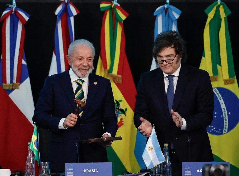 Lula (à esq.) e Milei: transmissão da presidência da Argentina para o Brasil