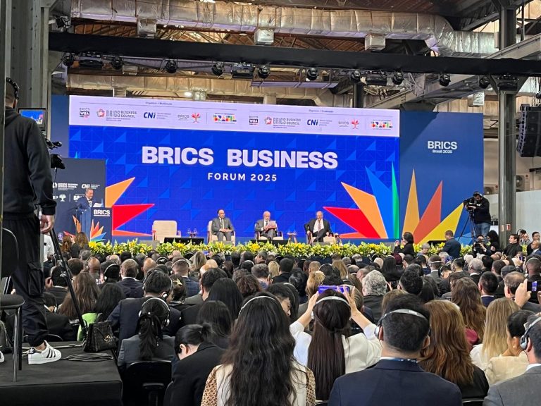 Lula: Emerging nations must protect global trade Guests watch the event's opening with the president of CNI, Ricardo Alban (L), the Prime Minister of Malaysia, Anwar bin Ibrahim, Lula, and Alckmin in the background: The opening of a meeting to discuss strengthening business