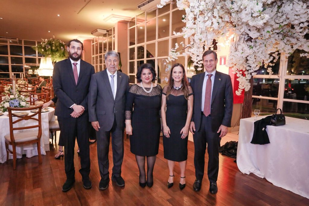Egyptian ambassador (C) with representatives from the Arab-Brazilian Chamber (R) and the Palestinian Embassy (L)