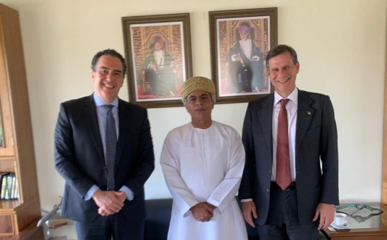 Leaders of the Arab-Brazilian Chamber of Commerce (ABCC) welcomed the new Omani ambassador to Brazil, Abdul Ghaffar Bin Abdul Karim Al-Bulushi (pictured, C). The ABCC’s president, William Adib Dib Jr. (L), and vice president of international relations and secretary-general, Mohamad Mourad (R), met with the diplomat last week in Brasília.