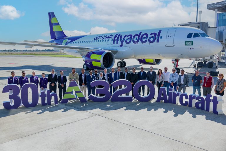 Cerimônia de entrega de avião da empresa: plano de expansão para além do Oriente Médio