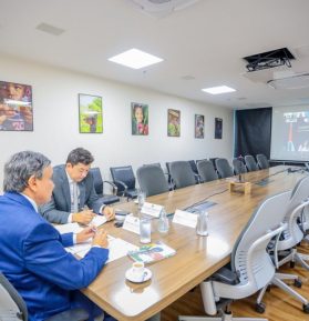 Dias, na reunião com a ministra Samah Hamad: apoio do Brasil para população de Gaza enfrentar desafios