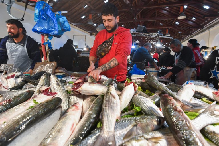 يباع السمك الطازج في السوق المركزي في تونس