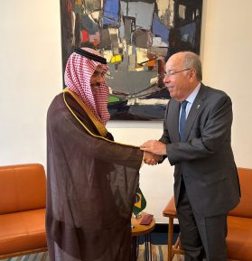 Faisal bin Farhan bin Abdullah e Mauro Vieira (à dir.) conversaram sobre situação na Faixa de Gaza