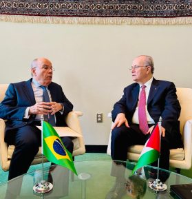 Mauro Vieira (à esq.) com o primeiro-ministro palestino, Mohammad Mustafa: apoio à criação de dois estados