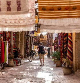 Turista caminha em mercado de tapetes em Tozeur: mais europeus, líbios e argelinos em visita ao país