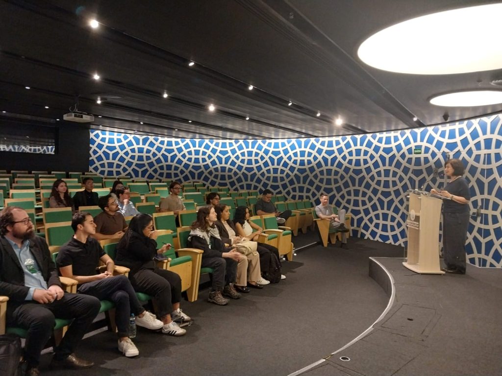 Silvia Antibas (púlpito) falou sobre o trabalho cultural da Câmara Árabe