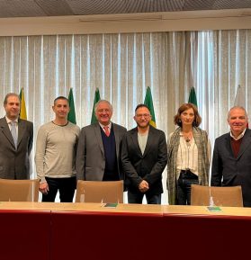 Da esq. para a dir.: Arthur Jafet, Javier Amadeo, Mohamad Abdouni Neto, Louay Khraish, Isabel Fernández e Gabriel Bonduki discutiram parcerias e difusão da cultura