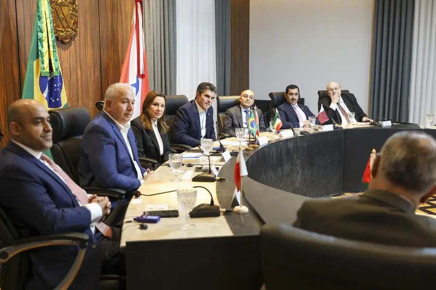 اجتماع مع سعادة الحاكم برباليو (الرابع من اليمين إلى اليسار) عُقد يوم الاثنين (11)