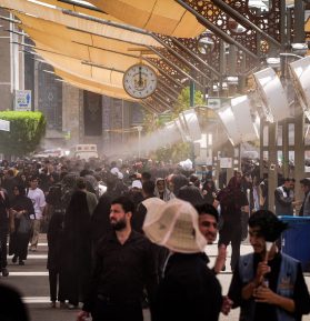 Participants of Arbain Ceremonies in Karbala cooled with water amid extreme heat