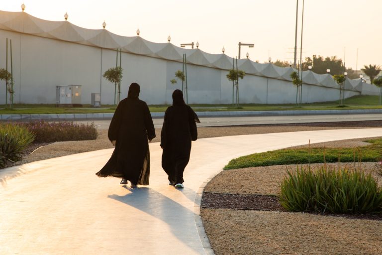 Abu Dhabi registra 5.930 negócios de mulheres Mulheres em rua de Abu Dhabi: 18% das novas licenças de negócios foram para elas