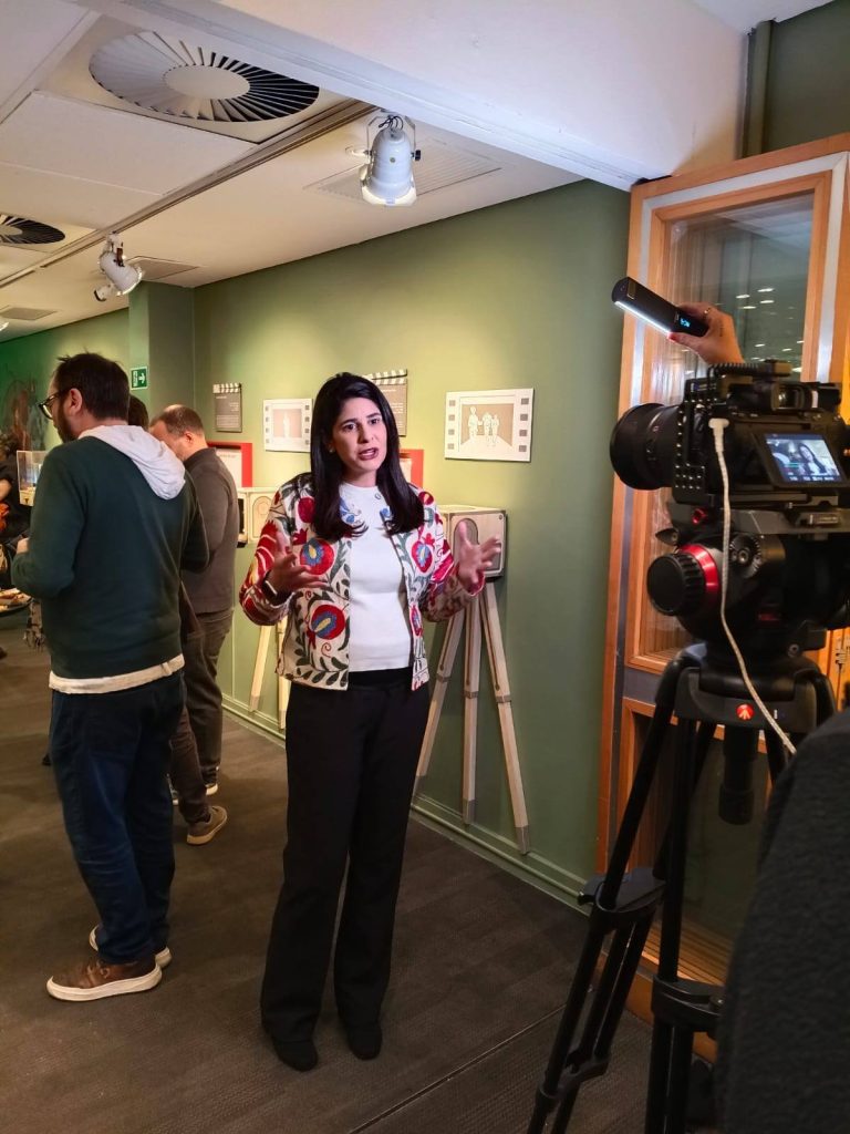 Presidente do Icarabe gravando vídeo durante sessão inaugural da mostra