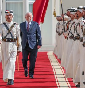 Al-Thani (à esq.) e Lula (à dir.) durante cerimônia em visita oficial, em 2023: manifestação de solidariedade após ataque a Doha
