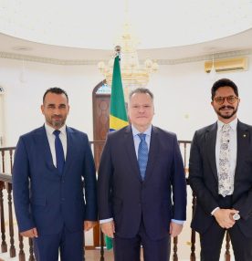 O embaixador, Alfredo Leoni (ao centro), com Noury Dwedary (à esq.) e Rafael Solimeo: encontro com políticos e empresários no Golfo