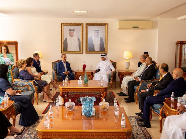 كان حاكم ولاية سانتا كاتارينا جورجينيو ميلو (الجالس على يمين الصورة) قد عقد لقاءات أخرى مع ممثلي دول عربية خلال السنوات الماضية