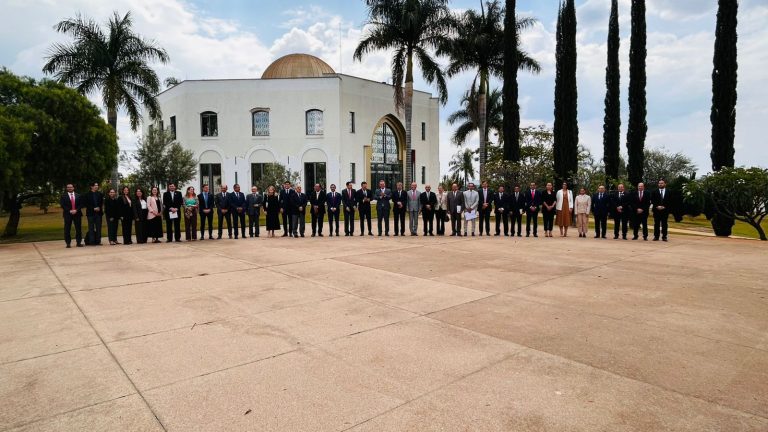 Fávaro discute novas ações com diplomatas árabes No encontro, diplomatas, representantes do governo brasileiro e de instituições setoriais discutiram as oportunidades em ampliar as trocas comerciais