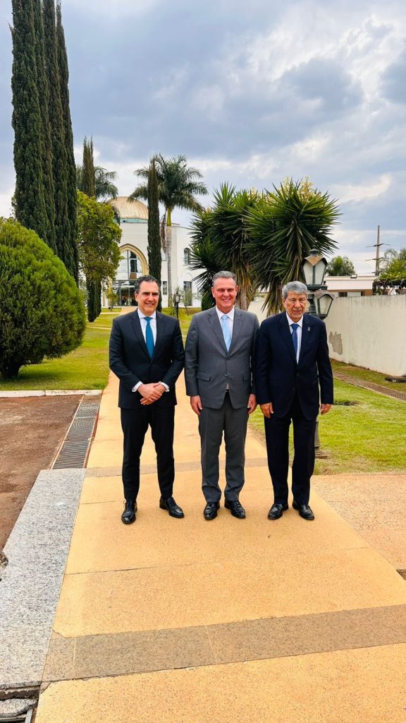 Dib (à esq.), Fávaro e Alzeben se reuniram com diplomatas dos países árabes na Embaixada da Palestina