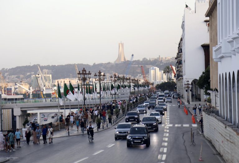 Street in Algiers: Government to replace public transportation fleet