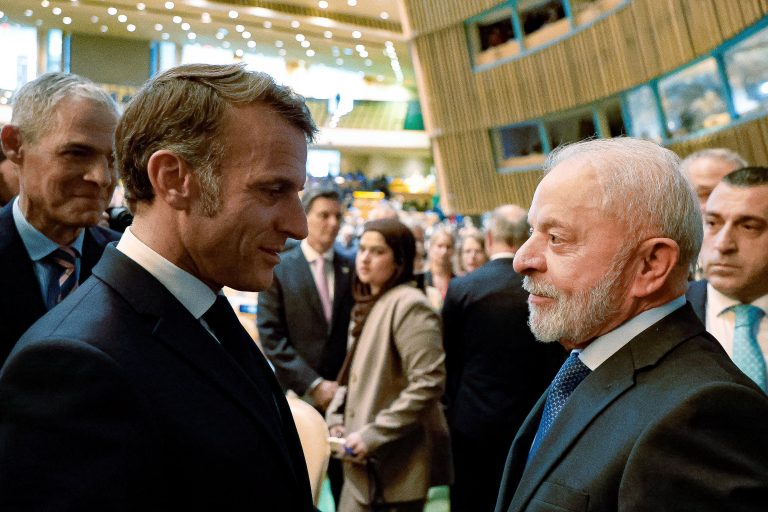 الرئيس البرازيلي يدافع عن إقامة دولة فلسطين ماكرون (يمين الصورة) الذي اعترف بدولة فلسطين في يوم الاثنين 22 أيلول/ سبتمبر رفقة الرئيس لولا في نيويورك