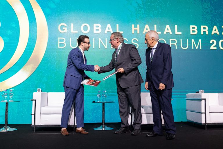 لوك فيان (على اليسار) يسلم الكتاب لعبدوني (في الوسط) وللزغبي (على اليمين)