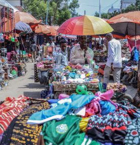 Mercado de rua na capital, Mogadíscio: FMI pede que parceiros internacionais não deixem de apoiar a Somália