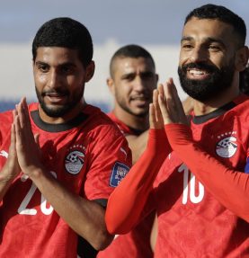 Adel (à esq.) e Salah comemoram o primeiro gol da partida que confirmou a participação do Egito na Copa de 2026