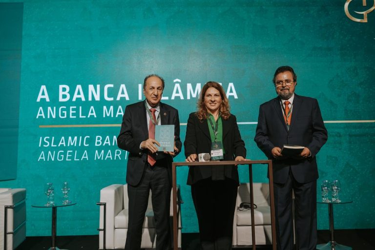Angela Martins, CEO for Latin America at First Abu Dhabi Bank (C), launched the second edition of her book, A banca islâmica [Islamic banking], on Tuesday (28) during the Global Halal Brazil (GHB) Business Forum in São Paulo. Martins presented a copy to Ali Hussein El Zoghbi (L), Vice-President of FAMBRAS Halal Certifier and author of the book’s foreword, and another to Sami Roumieh, member of the Board of the Arab-Brazilian Chamber of Commerce (ABCC). Both institutions partnered in organizing the forum. “Islamic finance places ethics above all other considerations,” Martins said.
