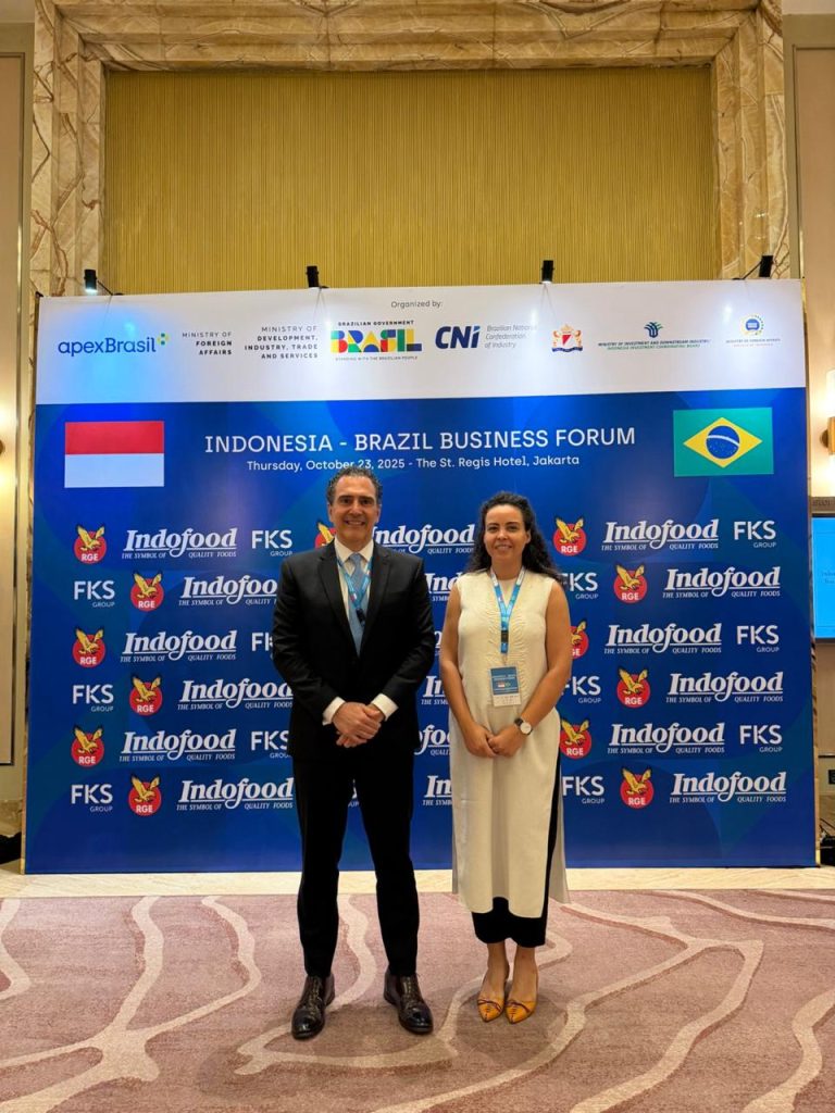 وليام أديب ديب جونيور وفرناندا بالتازار خلال المنتدى في أندونيسيا