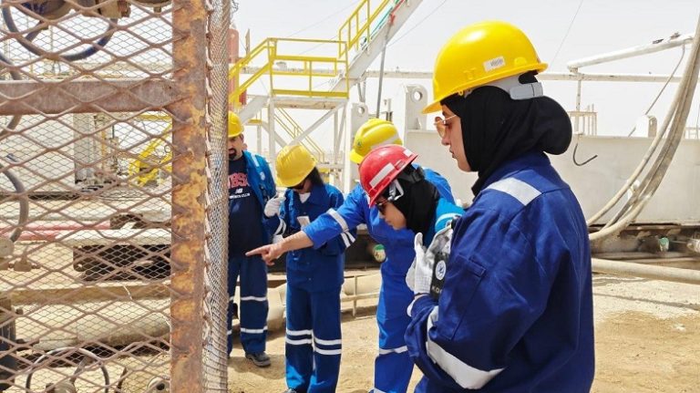 Em visita neste ano, engenheiros do Ministério do Petróleo se familiarizam com algumas operações da Kuwait Oil Company