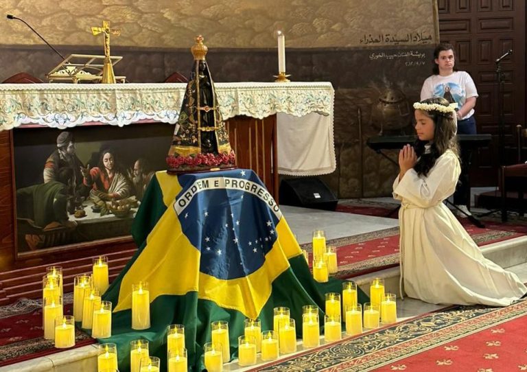 Lebanon-based Brazil Friendship Group in the Middle East held its annual Mass last Saturday (11) in honor of Our Lady of Aparecida, the Patroness of Brazil, for the Brazilian Christian community residing in the Arab country. The ten-year-old traditional celebration was conducted in Portuguese by Father Antônio Sadak at the Saydet El Najat Church in the Zouk neighborhood of Beirut, organized by the group’s president, Livia Tawil. During the Mass, in addition to celebrating Children’s Day and the Patroness, a Brazilian girl, Gabriela Oliveira (pictured), received her First Communion.