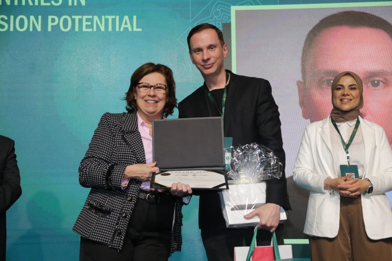 Marcus Vinicius (centro) recebeu prêmio da jurada Alessandra Frisso (esq.), diretora da H2R Insights & Trends, ao lado da também jurada Soha Chabrawi, gerente técnica e religiosa da qualidade da Fambras Halal Certificadora