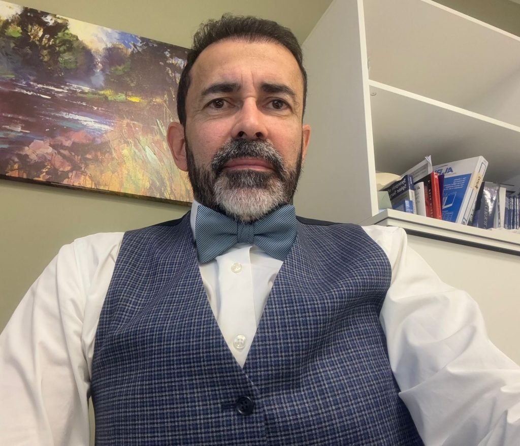 جرّاح الأعصاب نيكاندرو فيغيريدو عمل في المملكة العربية السعودية قبل انتقاله إلى الإمارات العربية المتحدة.