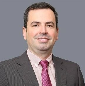 فابيو فاريا عمل أولًا في دبي وهو الآن في أبوظبي