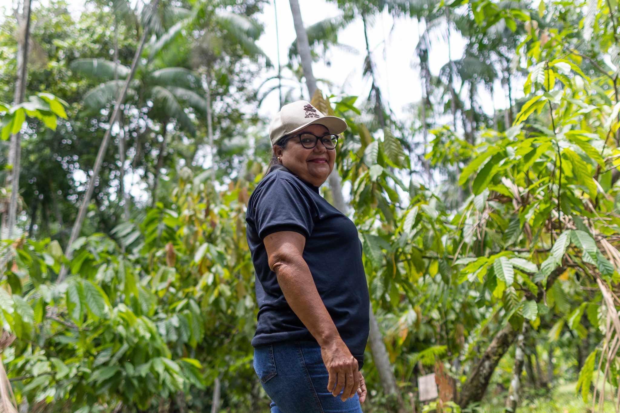 Dona Nena em meio à floresta onde produz o cacau que usa nos chocolates