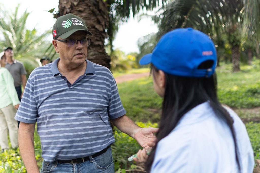 Ricardo Arioli Silva in conversation with a foreign journalist