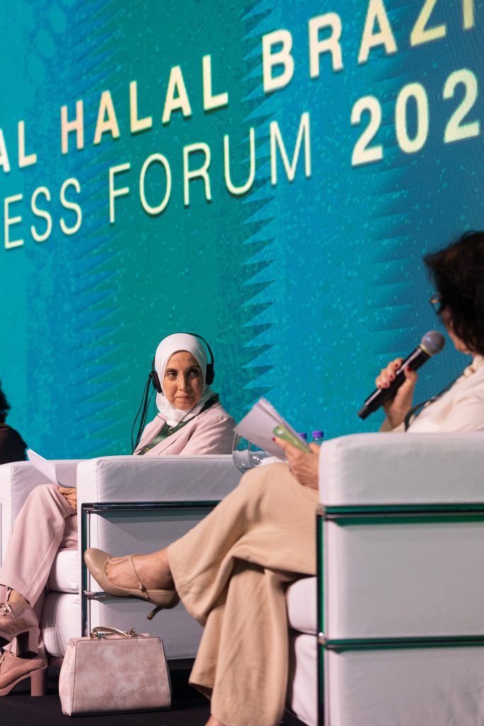 سارة حسن كمال الجزار وسيلفيا أنتيباس في حوار ضمن جلسة نسائية