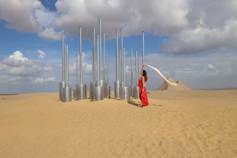 آنا فيراري تقدم عملاً فنياً في معرض في مصر الفنانة والنايات والأهرامات: من المتوقع أن تكون مدينة ريو دي جانيرو الوجهة المقبلة لهذا العمل الذي يعرض اليوم في هذا البلد العربي