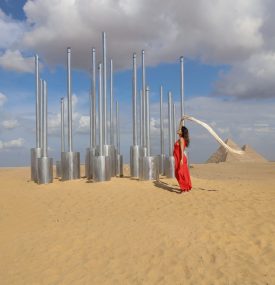 A artista, as flautas e as pirâmides: O Rio de Janeiro deverá ser o próximo destino da instalação hoje em cartaz no país árabe