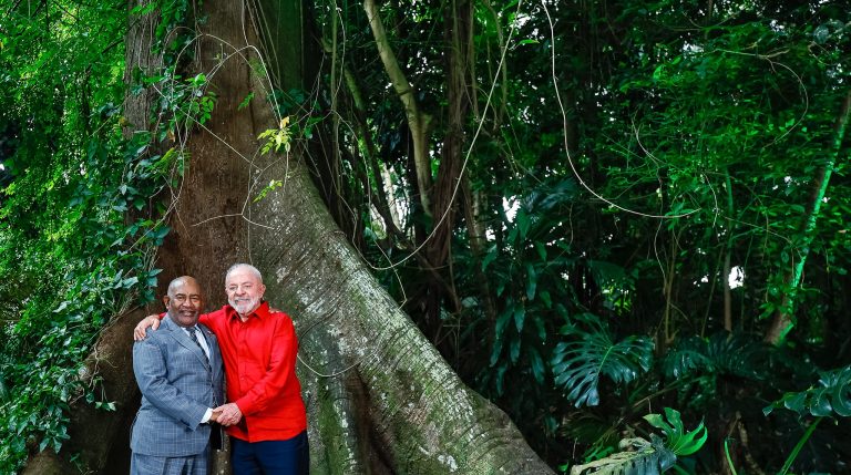 Lula: Climate agenda must be a priority Lula (R) and Assoumani in the Amazon rainforest: A meeting to discuss the consequences of global warming and bilateral relations.