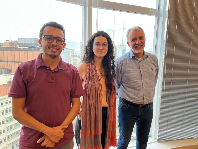 Arab-Brazilian Chamber finalist in tech award Laércio Santos (L), Helena Fernandes, and Norton Chagas: Platform migration in partnership with 7COMm delivered better service to users.