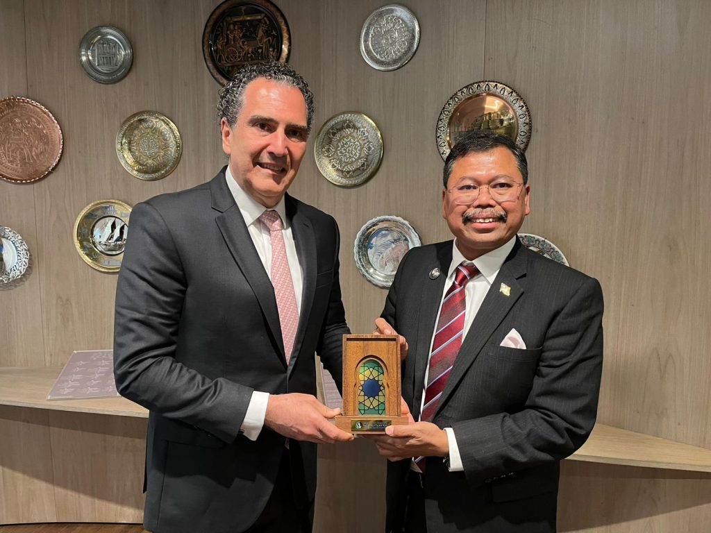 Dib (L) and Selamat considered drafting a memorandum of understanding to foster trade initiatives