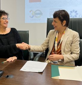 Silvia Antibas (à esq.) e Raiane Assumpção assinaram a parceria durante seminário 