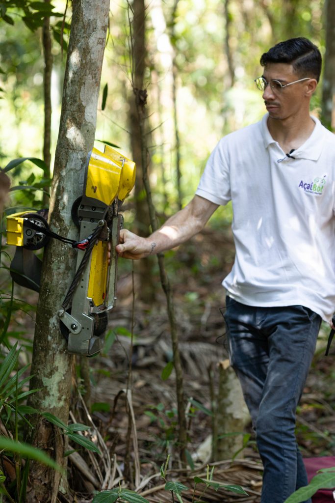 Employee demonstrates how the Açaí Bot works