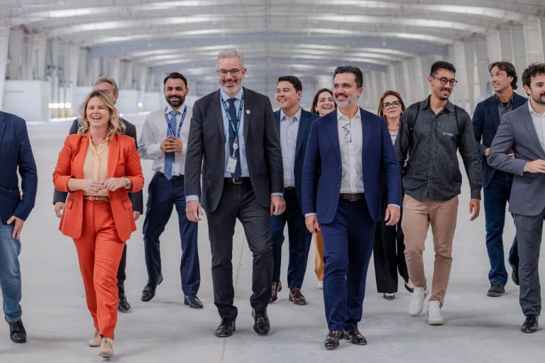 Delegação brasileira nos Emirados comcom Ilson Hule (à frente, de gravata), diretor de Estratégias Comerciais do Porto de Abu Dhabi